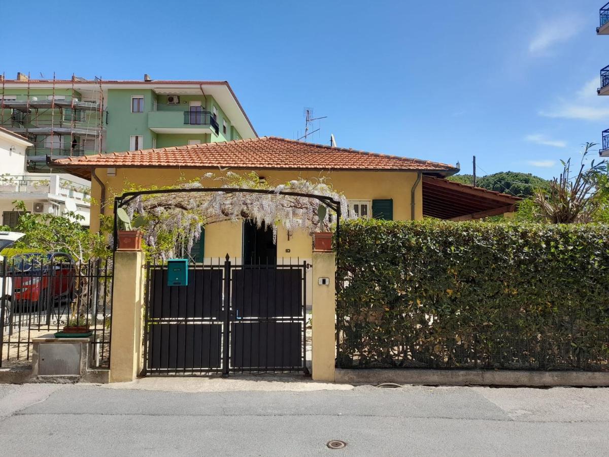 Villa La Casetta Con Giardino A 30 M Dal Mare San Bartolomeo Al Mare Exterior photo